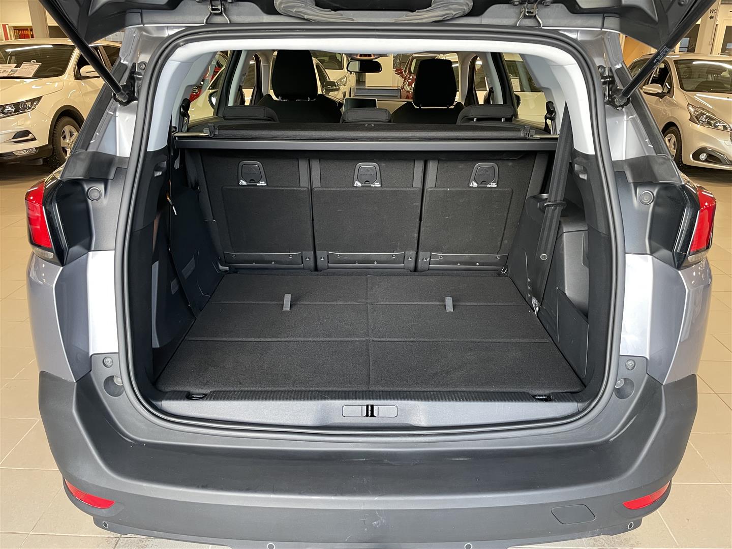PEUGEOT 5008 Active BlueHDi 130 EAT8-automaatti